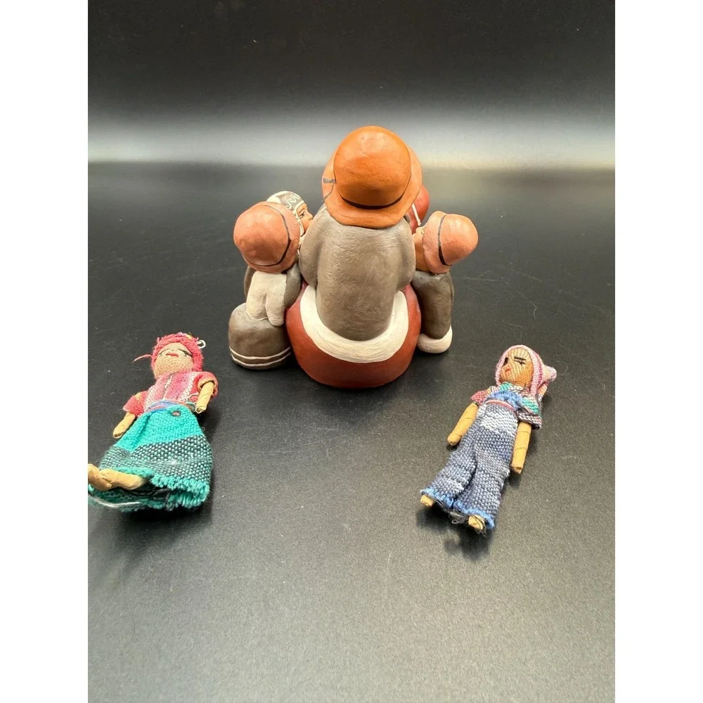 Peruvian Clay Storyteller Signed Maurelio H. w/ 2 Guatemalan Worry Dolls - VTG - Picture 3 of 14